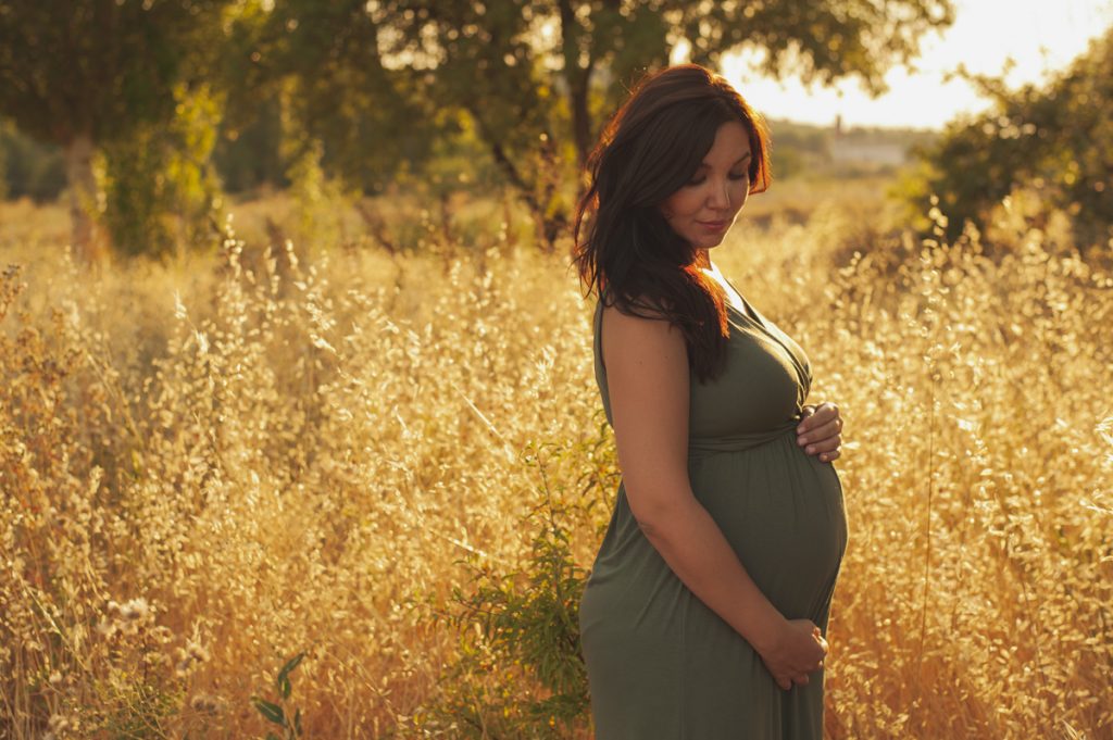 fotografo embarazadas, fotografia embarazadas exterior,